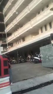 网友投稿：缅甸老街又开始放鞭炮了，刚刚发生的枪战，老街东城永利酒店门口...